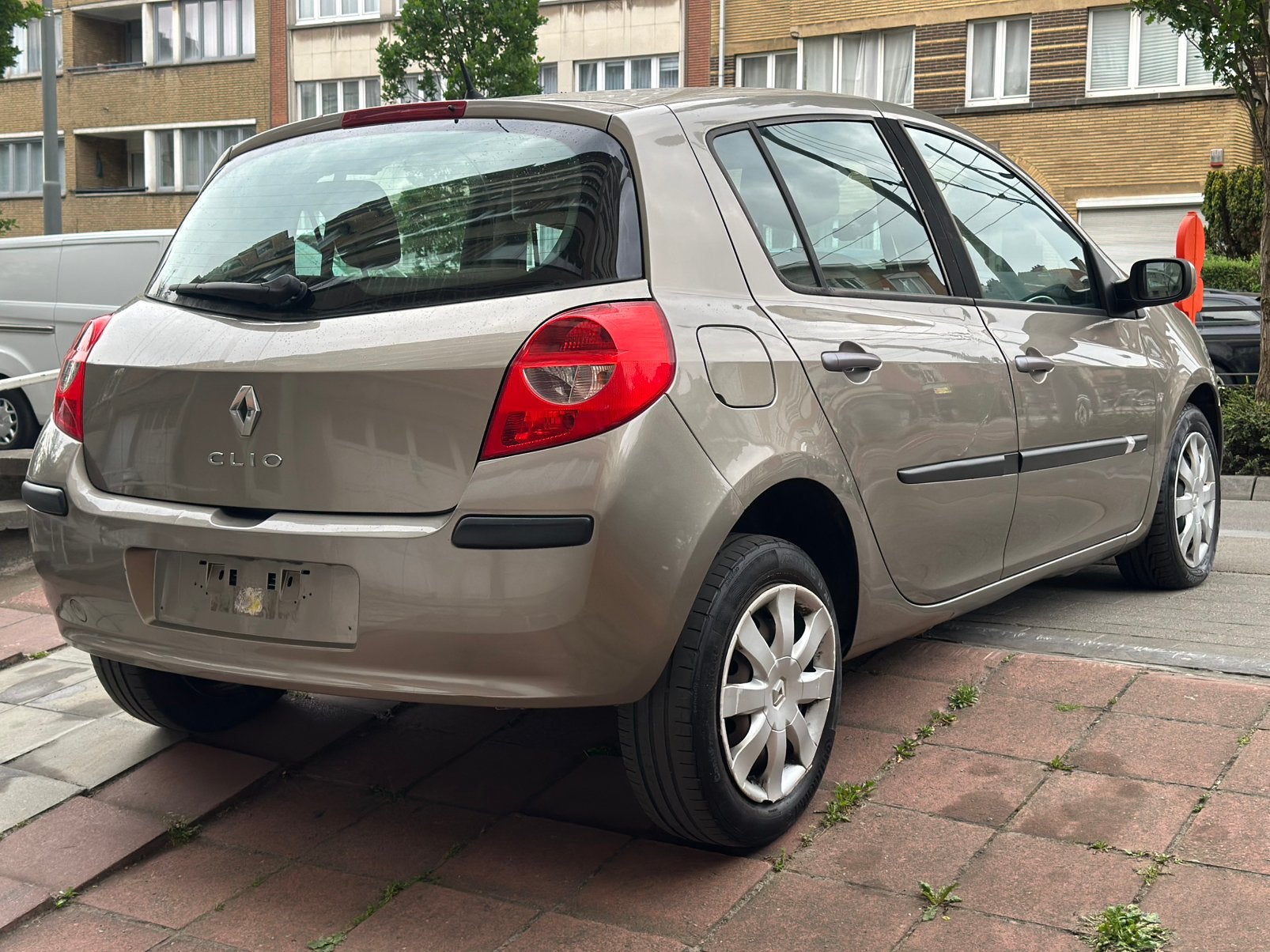 RENAULT CLIO 1.6 ESSENCE BOITE AUTO AIRCO - 2009 - 130000km, Autos, Achat, Beige, 5 portes, Automatique