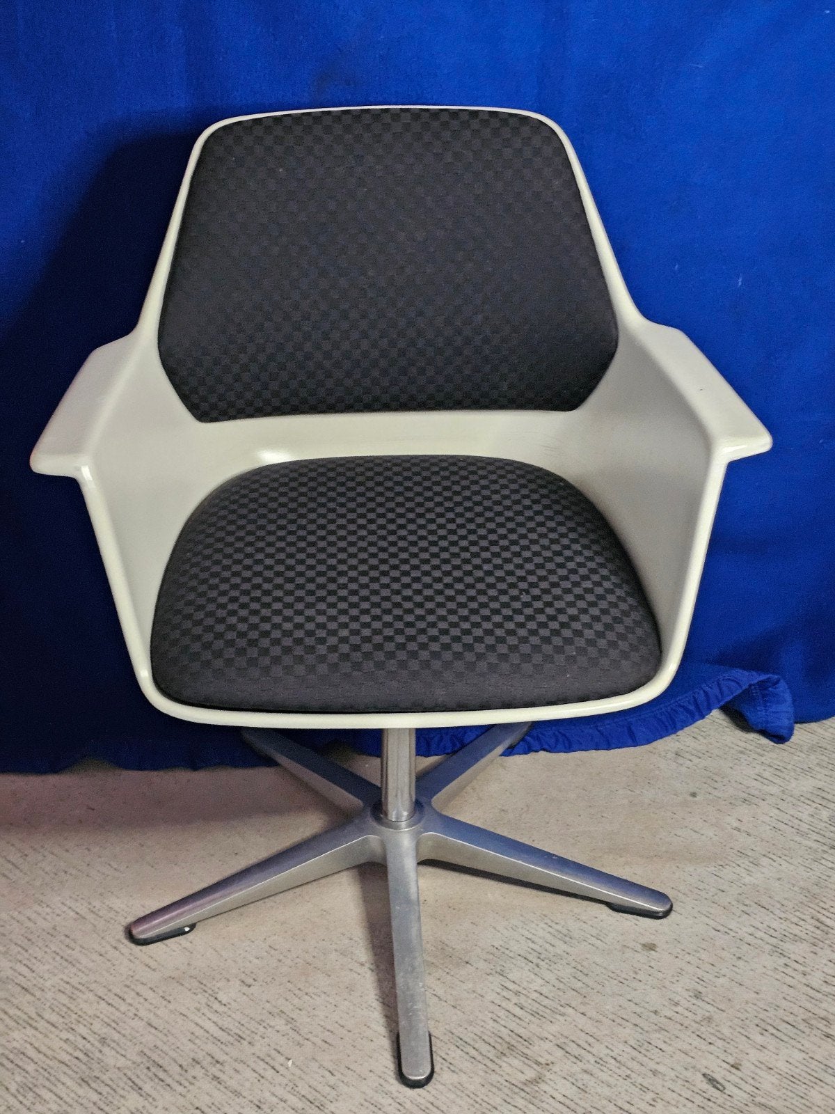 Chaise pivotante Wilkhahn de Georg Leowald, Enlèvement
