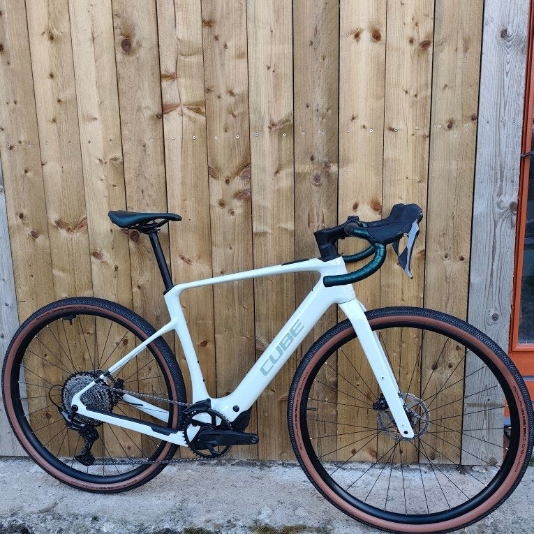 Gravel Cube Nuroad Hybrid C:62 Race 400X maat M, Ophalen, Zo goed als nieuw, 50 km per accu of meer, Cube