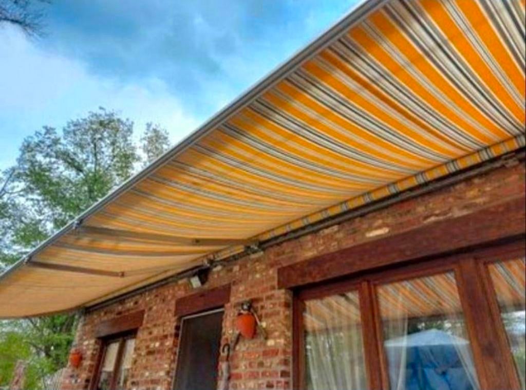 Store banne solaire motorisé
• 9 m de long!