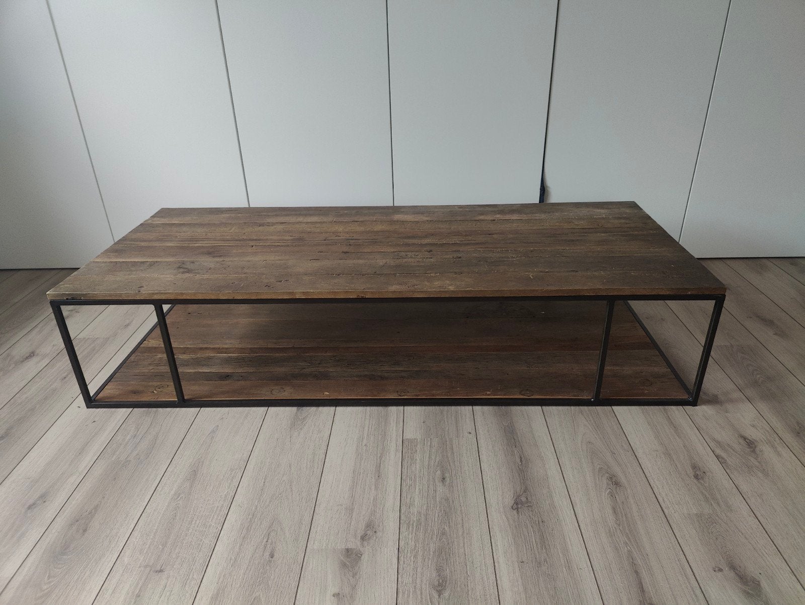 Vol houten salontafel Juntoo, Huis en Inrichting, Ophalen, Metaal