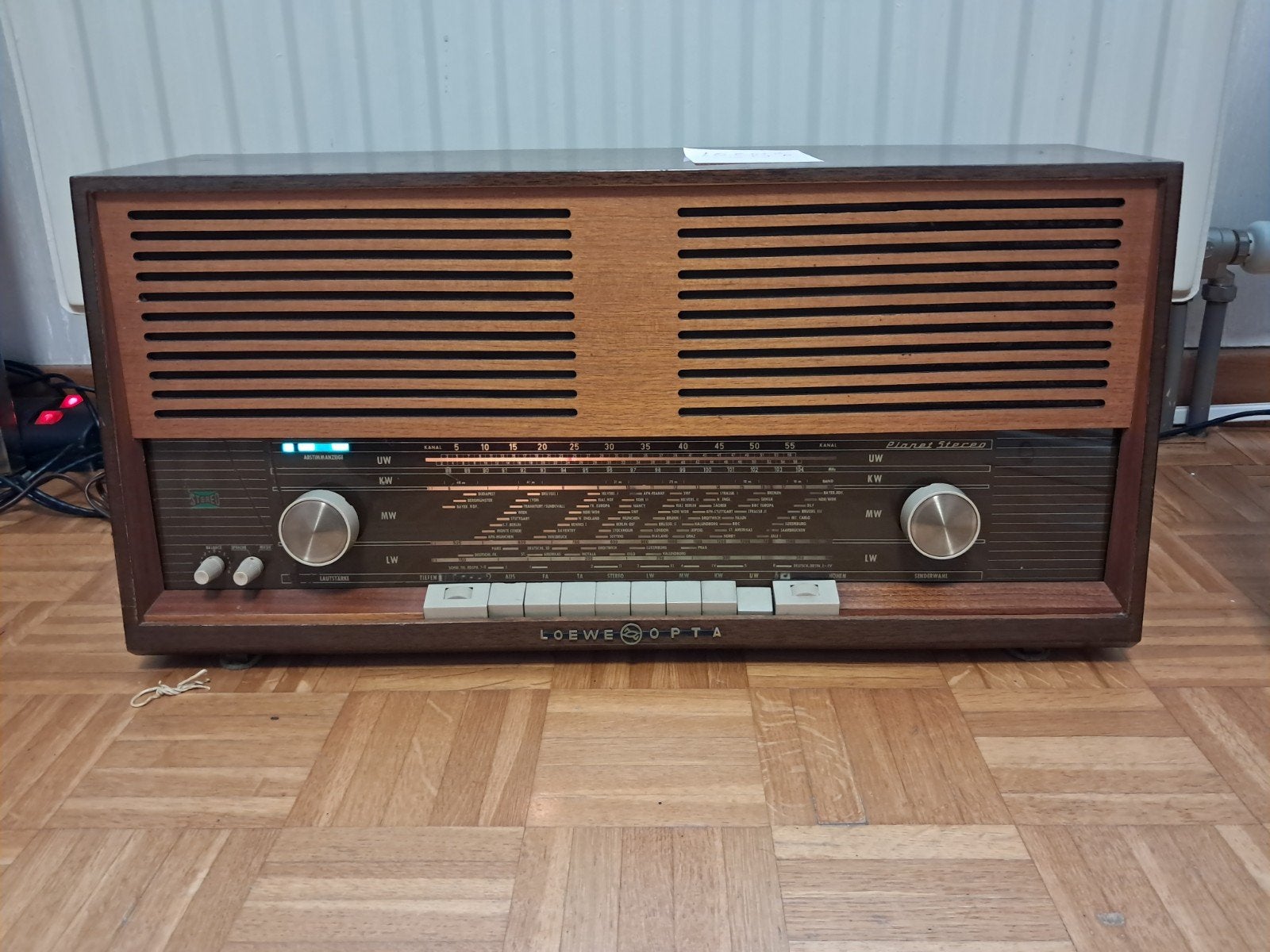 Vintage radio, Enlèvement