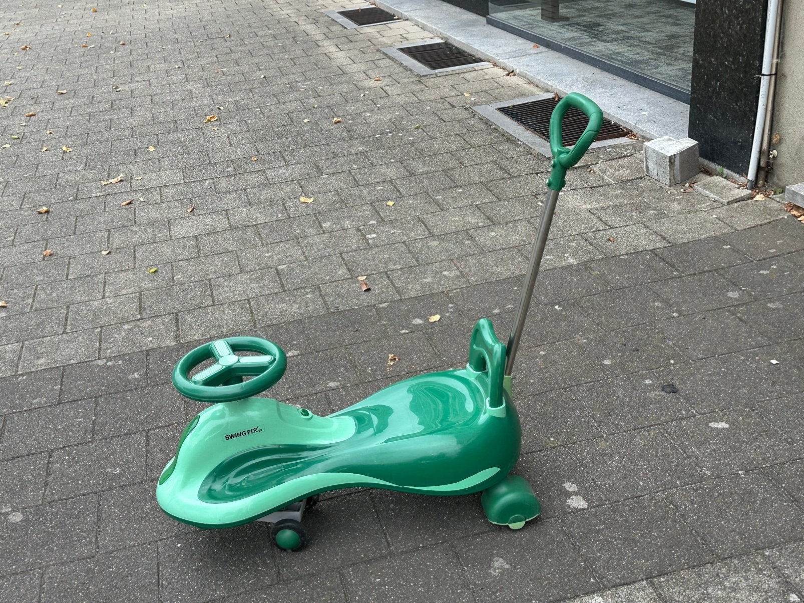 Kleine auto met stuur en muziek, Ophalen, Zo goed als nieuw