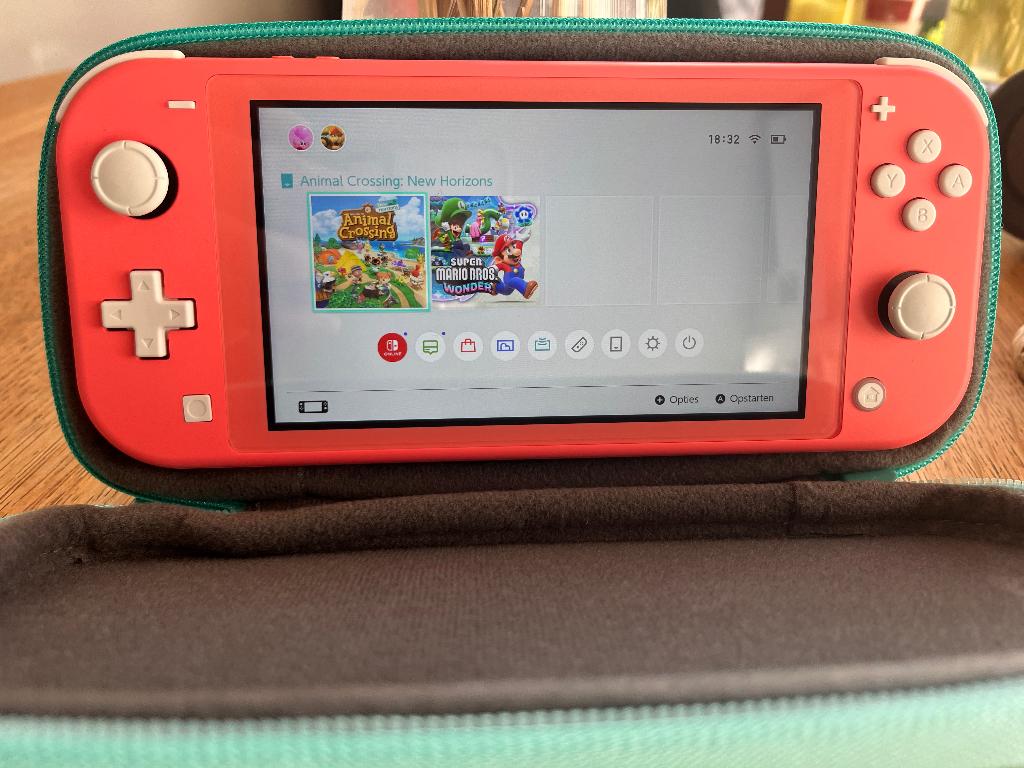 Nintendo Switch Lite Koraal, Ophalen of Verzenden, Roze of Coral, Zo goed als nieuw, Met beschermhoes of tas