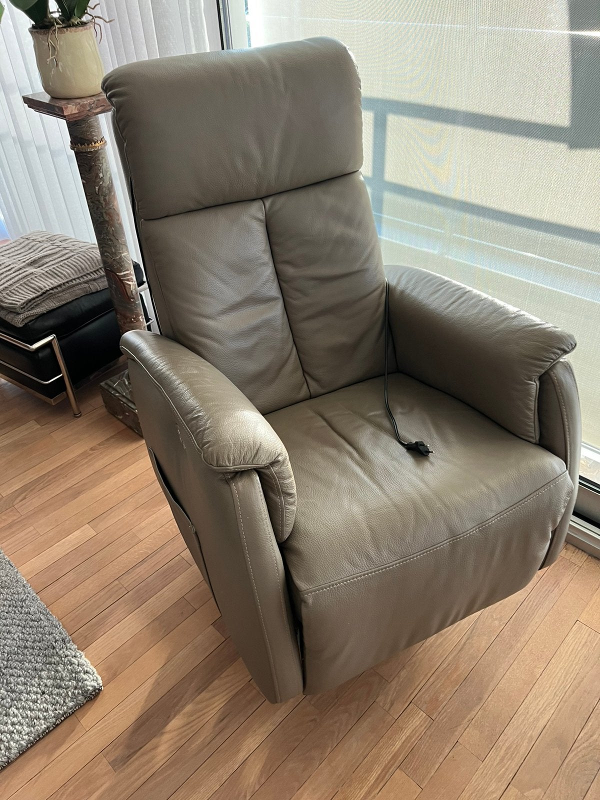 Elektrische relaxzetel, Ophalen, Zo goed als nieuw, Breedte 70 cm, Diepte 80cm Hoogte 105 cm, 50 tot 75 cm