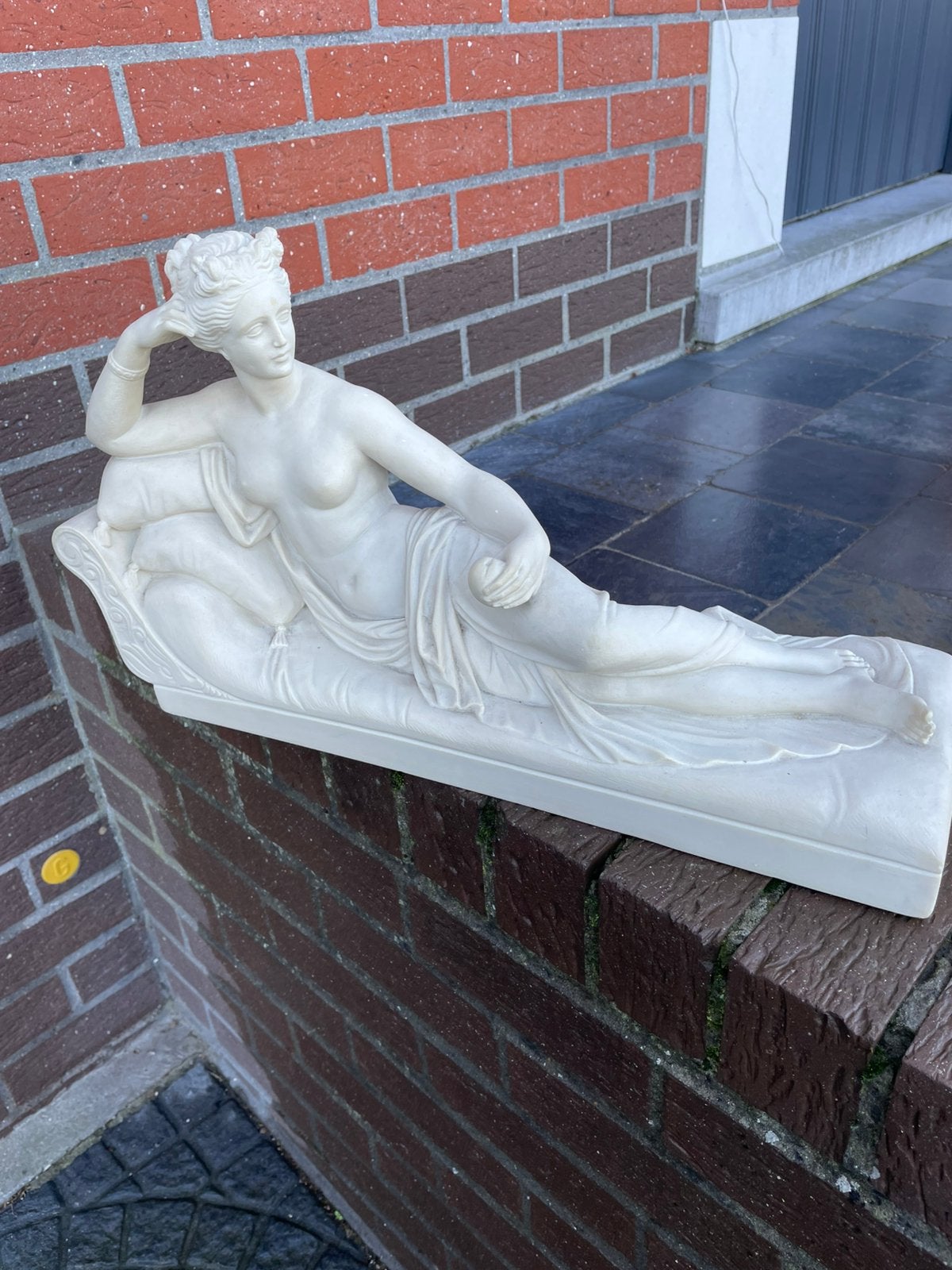Statue en poudre de marbre, Enlèvement