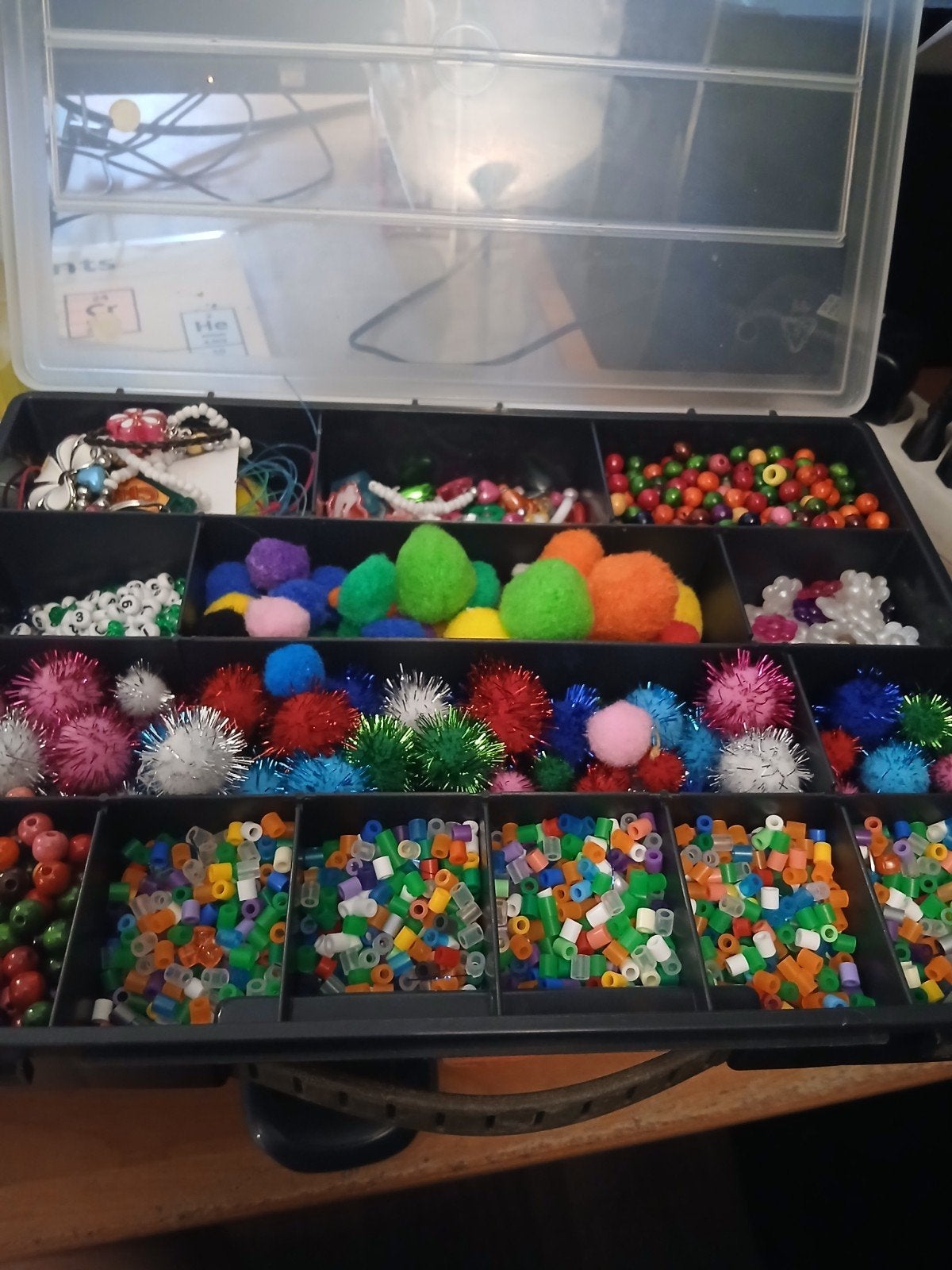 knutselmateriaal in opbergdoos, Ophalen, Knutselmateriaal