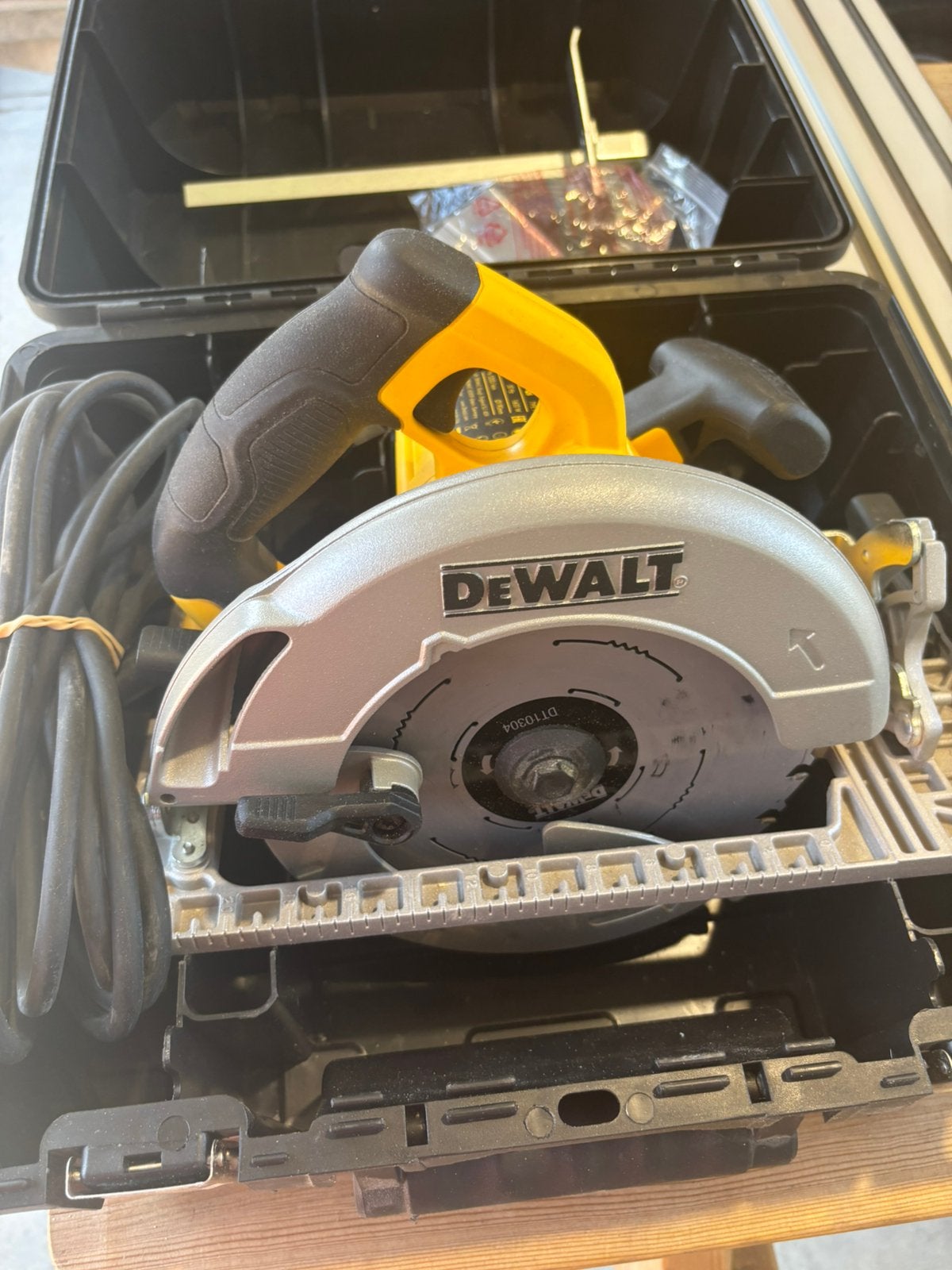Dewalt cirkelzaag 1600 watt + geleiderail, Ophalen, Cirkelzaag, Zo goed als nieuw, 30 tot 70 mm