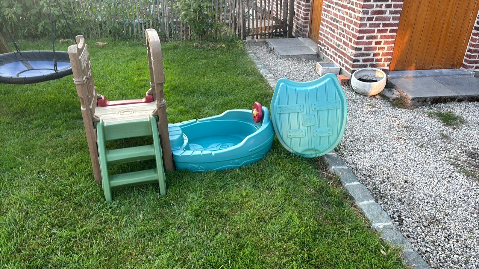 Speeltuintje met glijbaan en speelbak voor zand of water, Ophalen, Zo goed als nieuw, Glijbaan