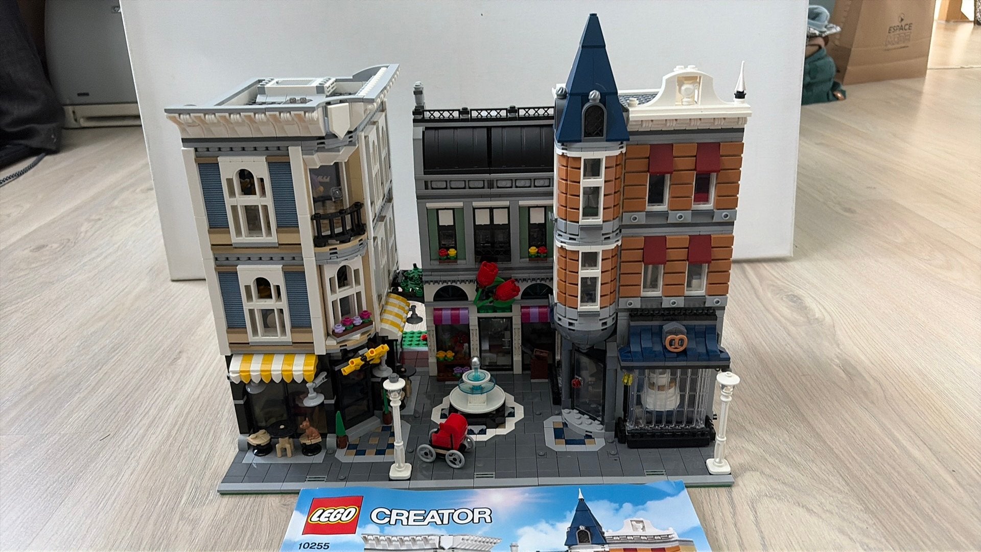 Lego creator 10255 La place de l assemblee, Lego, Ensemble complet, Comme neuf, Enlèvement
