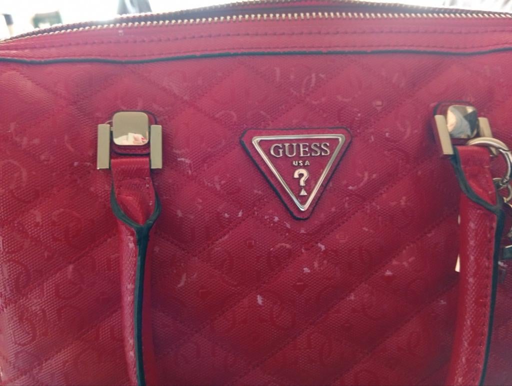 Grote rode handtas van Guess, Ophalen