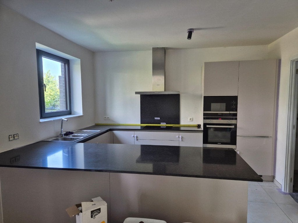 Cuisine équipée complète Siemens avec îlot (3 ans), Maison & Meubles, Cuisine | Cuisines complètes, Comme neuf, Cuisine en U, Noir