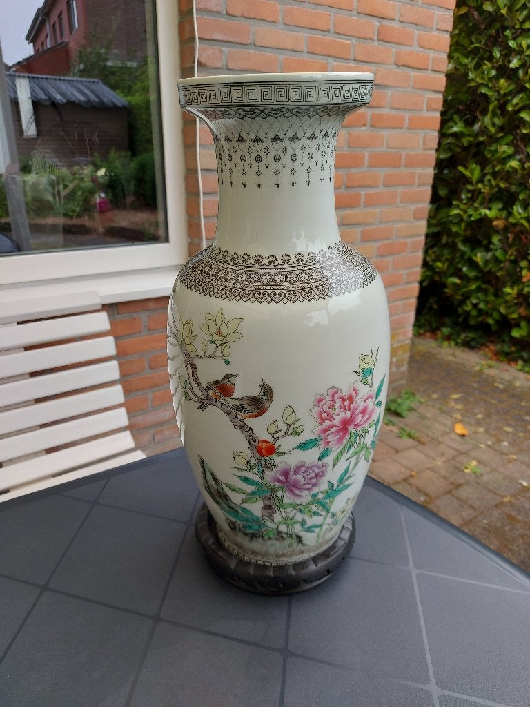 Chinese Handbeschilderde Vaas – Famille Rose met Houten Voet, Antiek en Kunst, Ophalen