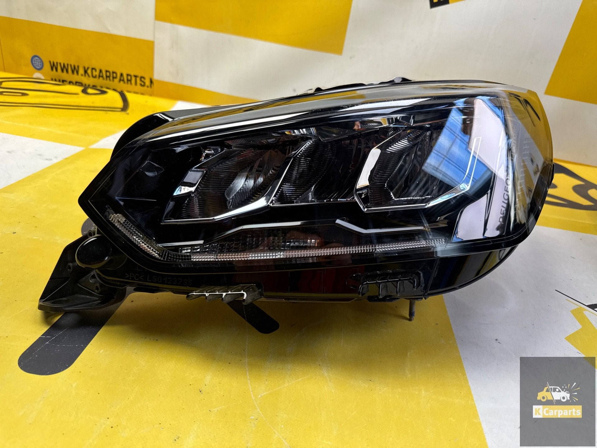 Phare avant gauche d'origine Peugeot 208 Facelift Full LED 1, Taurusavenue 1
2132 LS  Hoofddorp, NL, Contact.group@renault.com