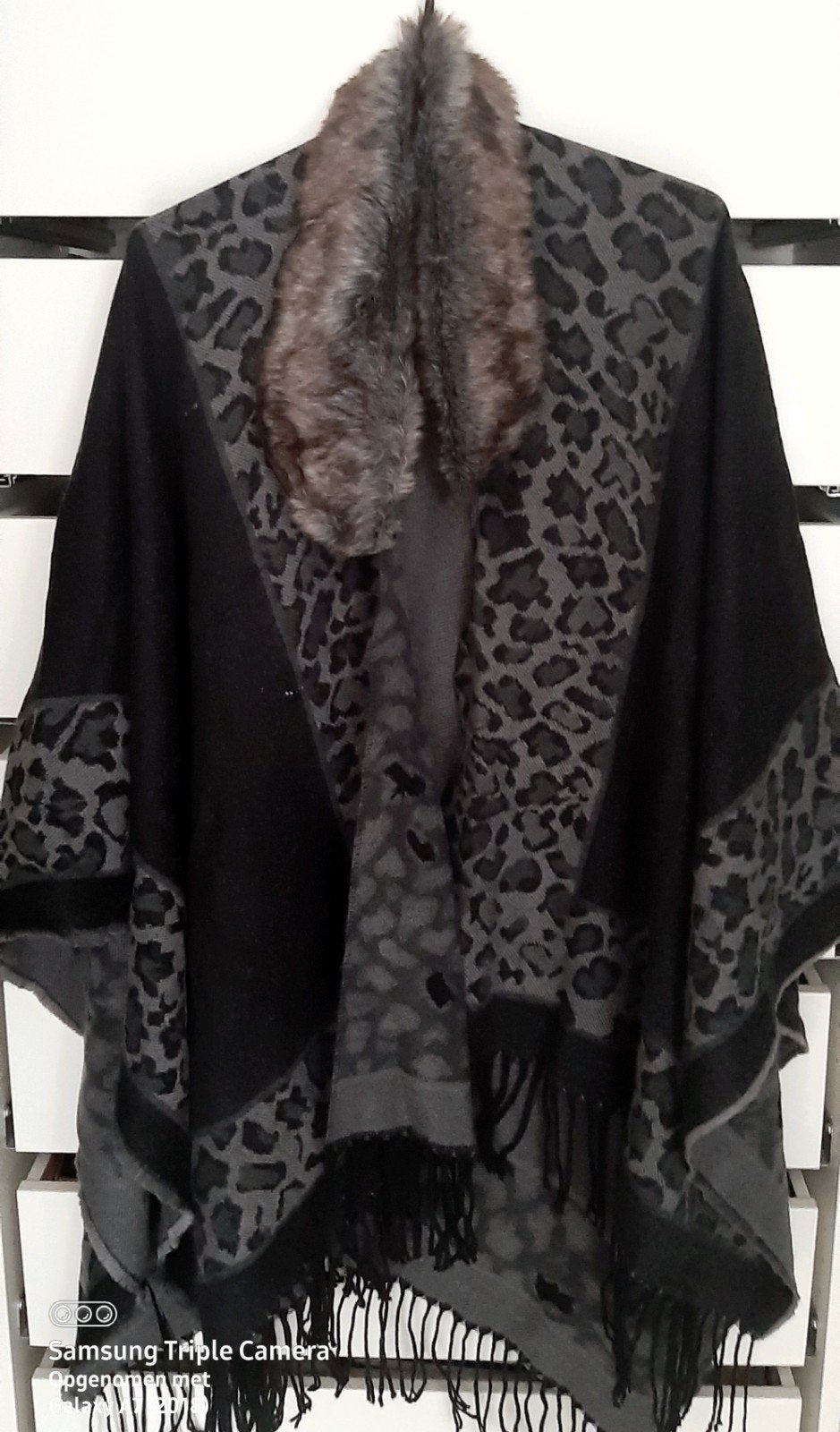 Cape voor dames donkergrijs, Kleding | Dames, Mutsen, Sjaals en Handschoenen, Ophalen, Zo goed als nieuw, Maat 46/48 (XL) of groter