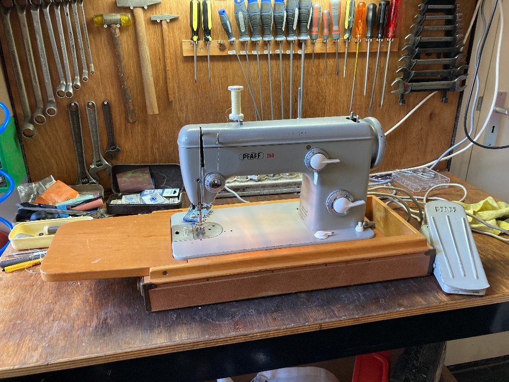 Pfaff 260 semi industrie - voor zware materialen/leer, Hobby en Vrije tijd, Naaimachines en Toebehoren, Gebruikt, Naaimachine