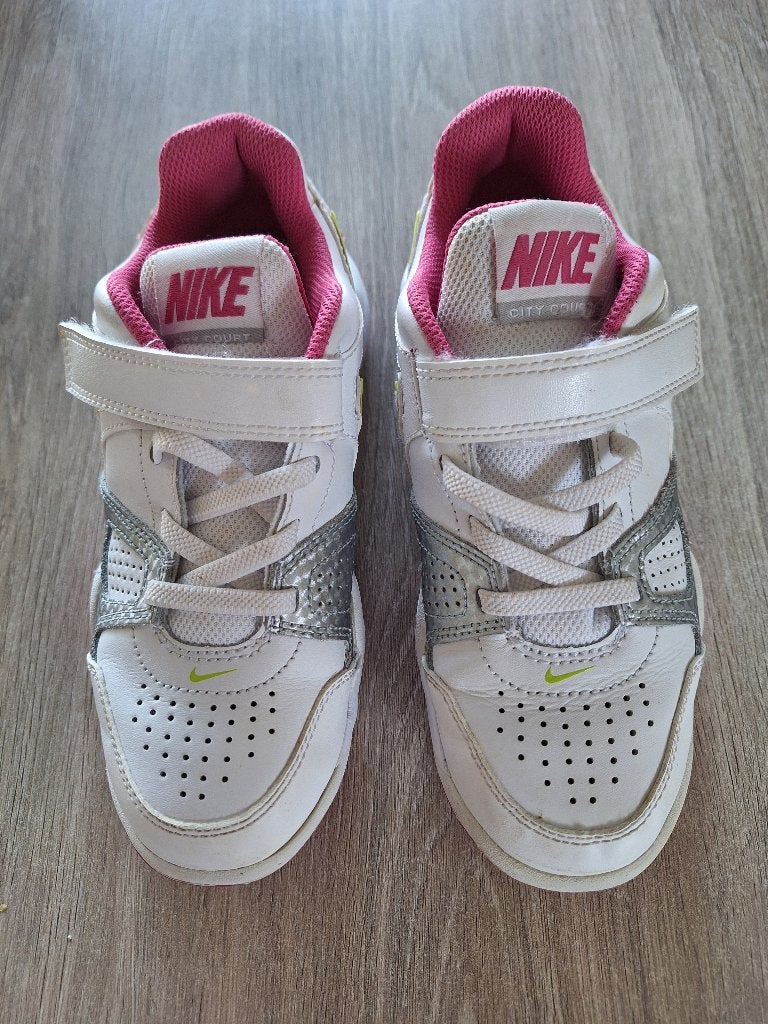 Nike sportschoenen maat 31,5, Kinderen en Baby's, Kinderkleding | Schoenen en Sokken, NIKE, Meisje, Sportschoenen, Ophalen of Verzenden