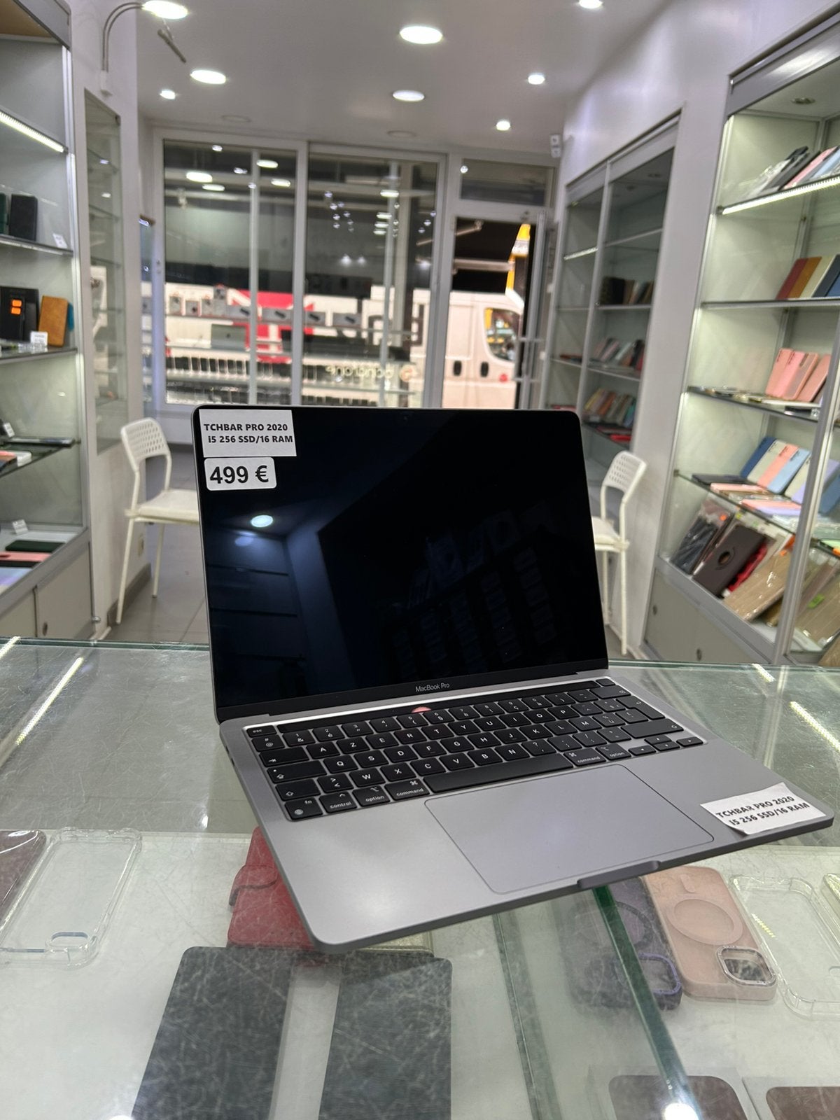 MacBook Pro 13” 2020 –i5 –16 Go RAM – 256 Go SSD – Touch Bar, 13 pouces, Comme neuf, Azerty, Enlèvement