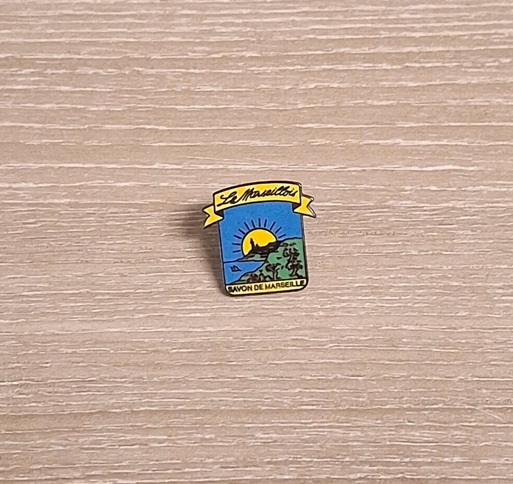 PIN - LE MARSEILLOIS - SAVON DE MARSEILLE, Collections, Envoi, Utilisé, Marque, Insigne ou Pin's