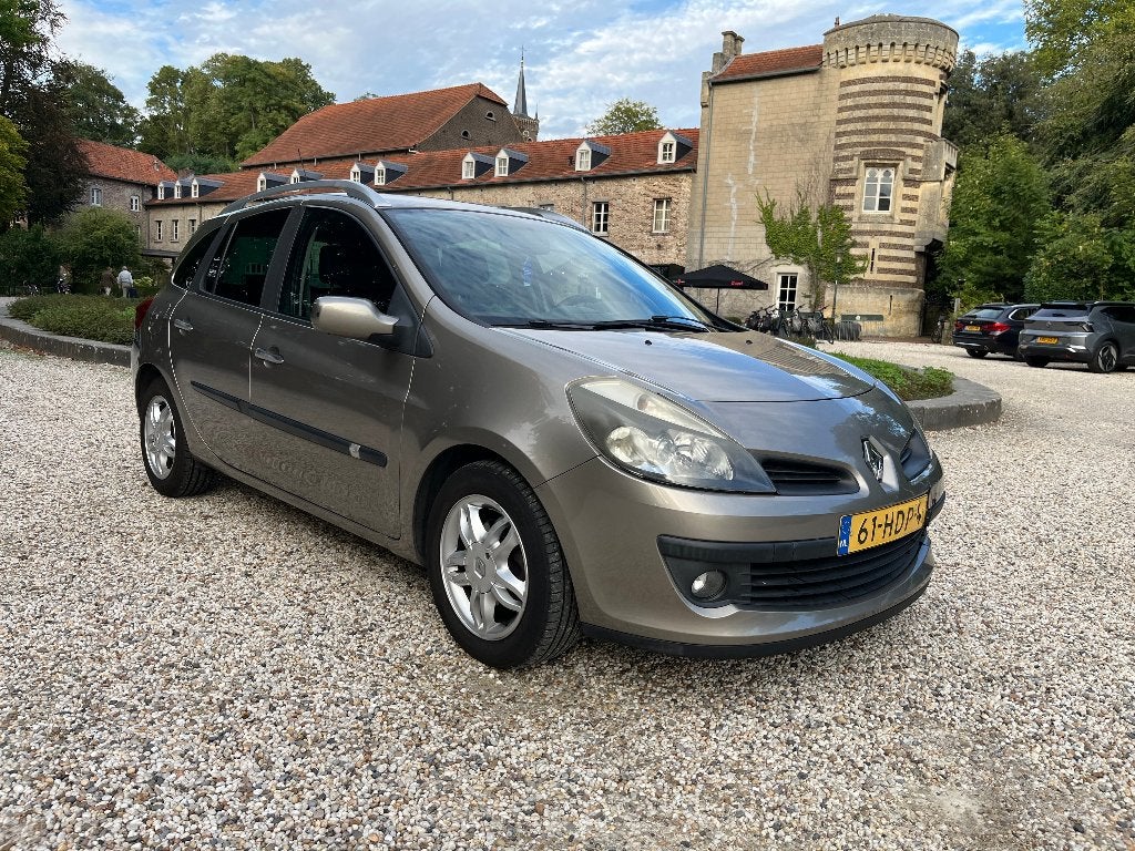 renault clio 1.2 tce estate, Autos, Achat, Boîte manuelle, Entretenue par le concessionnaire, 5 portes