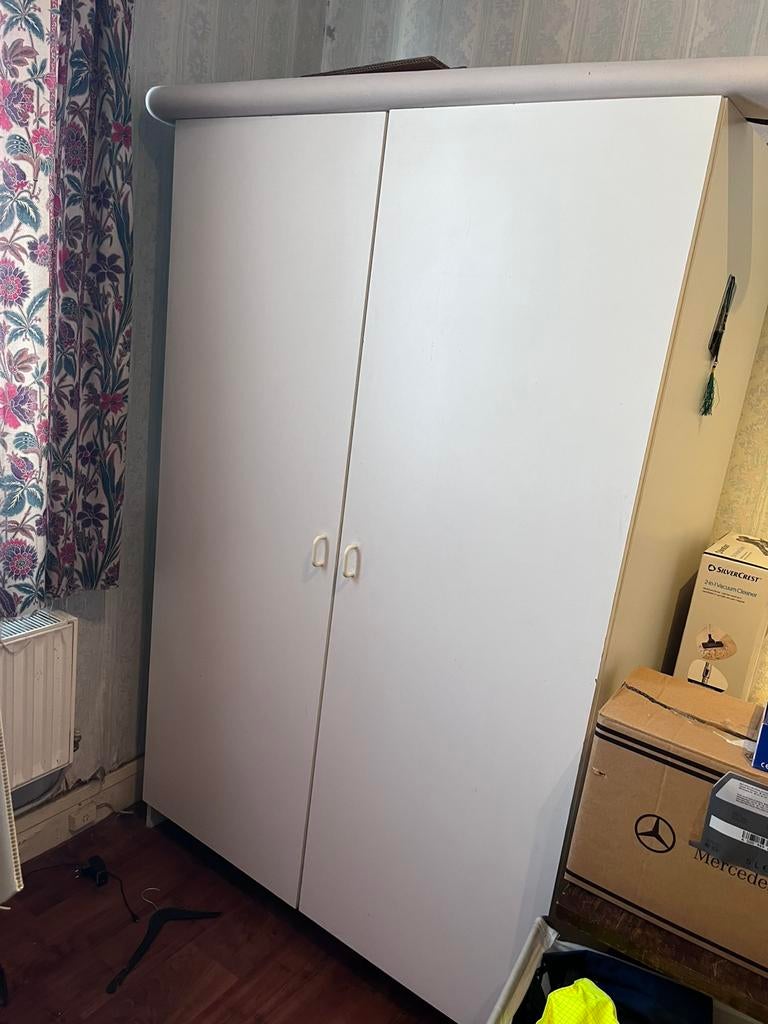 Armoire étudiante, Enlèvement, Comme neuf