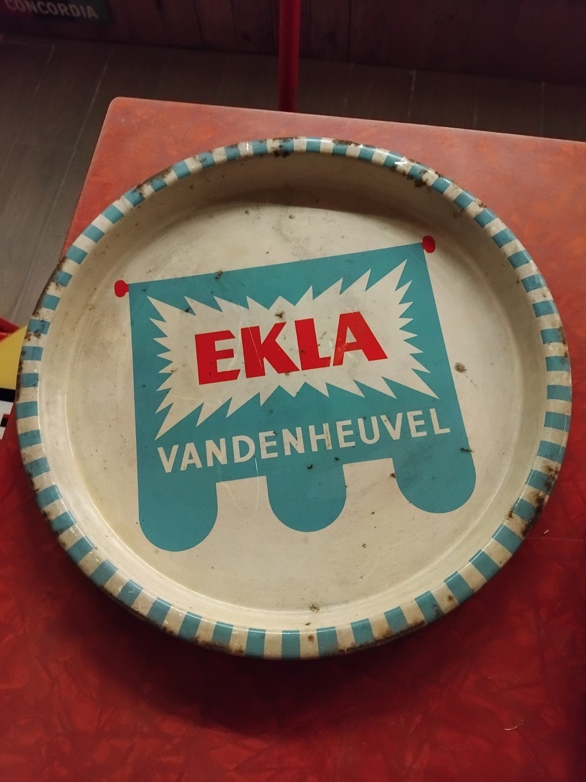Assiette à bière en étain Ekla Vandenheuvel Bruxelles, Enlèvement