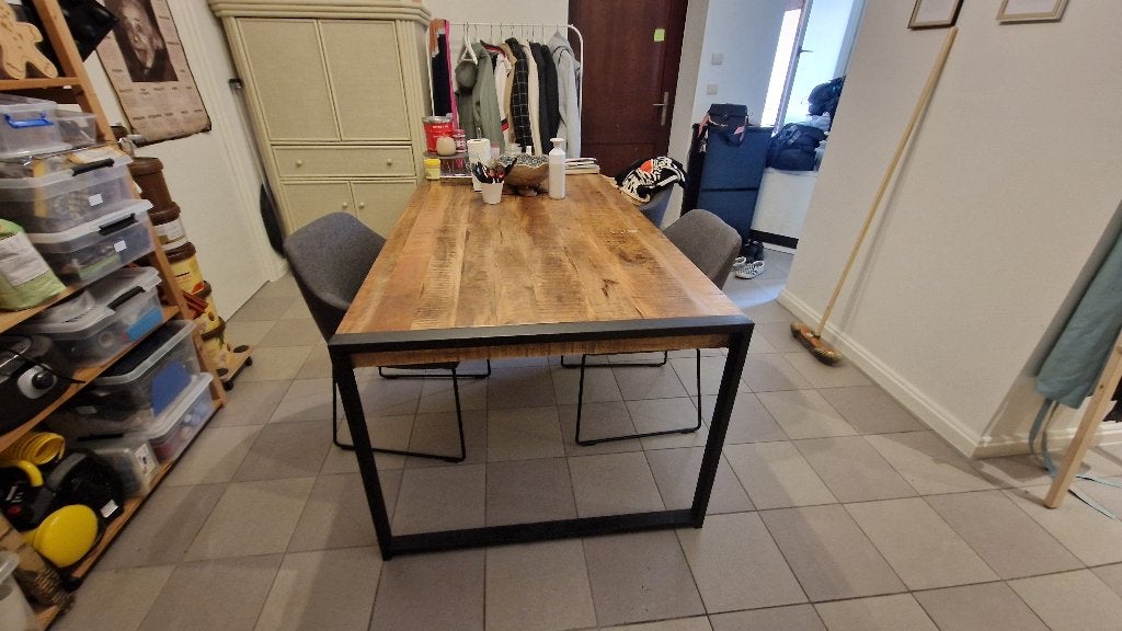 Houten mango tafel met zwarte poten, Huis en Inrichting, Tafels | Eettafels, Gebruikt, 100 tot 150 cm, Vijf personen of meer, 150 tot 200 cm