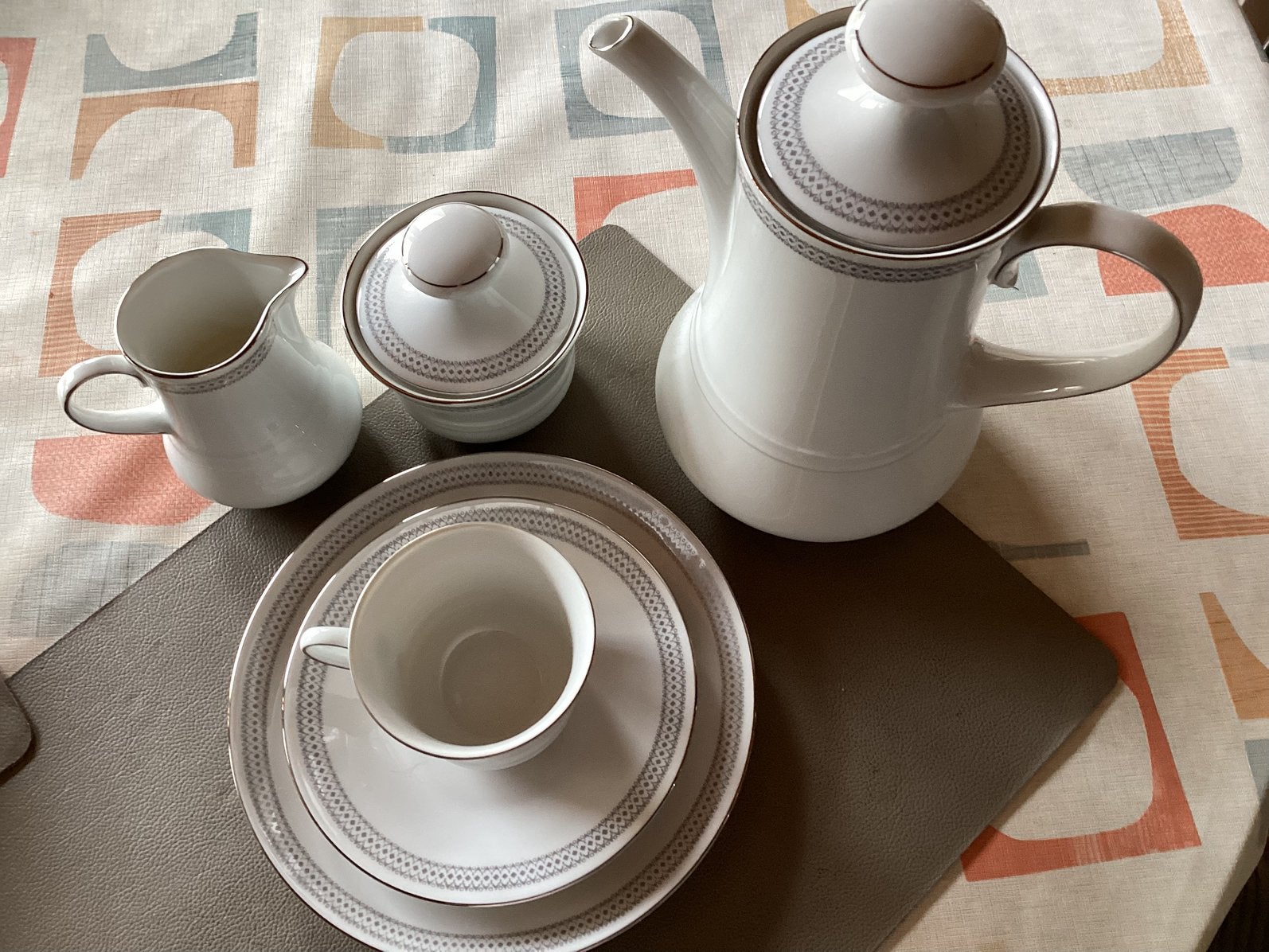 Ensemble complet de vaisselle et de café, Maison & Meubles, Enlèvement, Comme neuf, Assiettes(s)