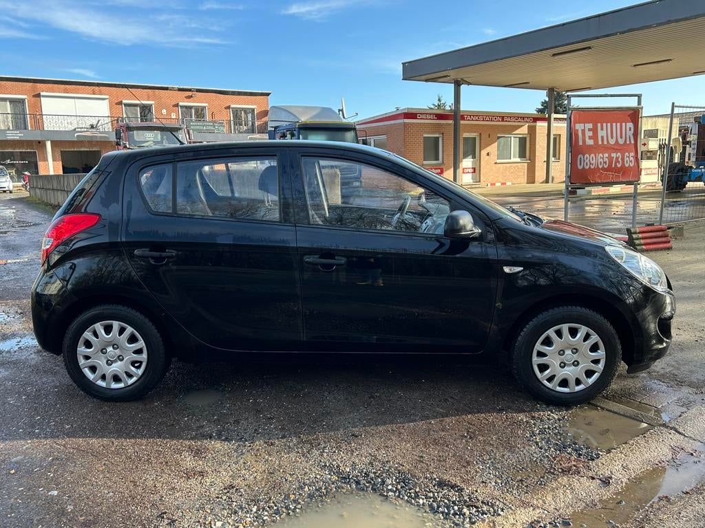 Hyundai i20 1.2 essence km 103.000 bj 2011, Autos, Achat, Entreprise, Boîte manuelle, Noir