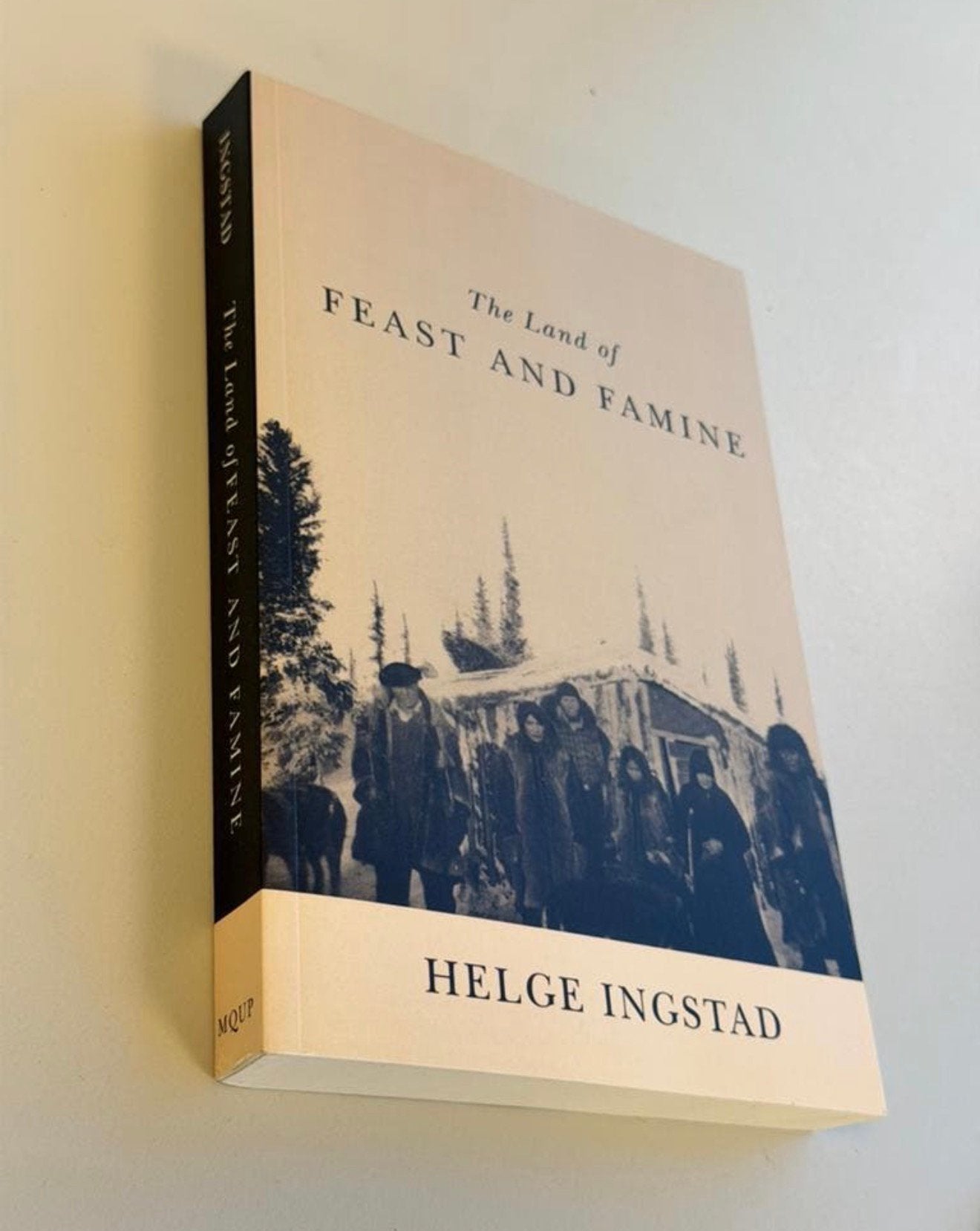 The Land of Feast and Famine Helge Ingstad Nieuw boek engels, Boeken, Reisverhalen, Ophalen of Verzenden, Nieuw