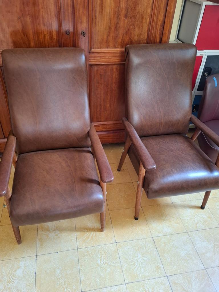Paire de fauteuils vintage années 50-60 en skaï brun et bois, Maison & Meubles, Fauteuils, Inconnu, Inconnu, Enlèvement, Inconnu