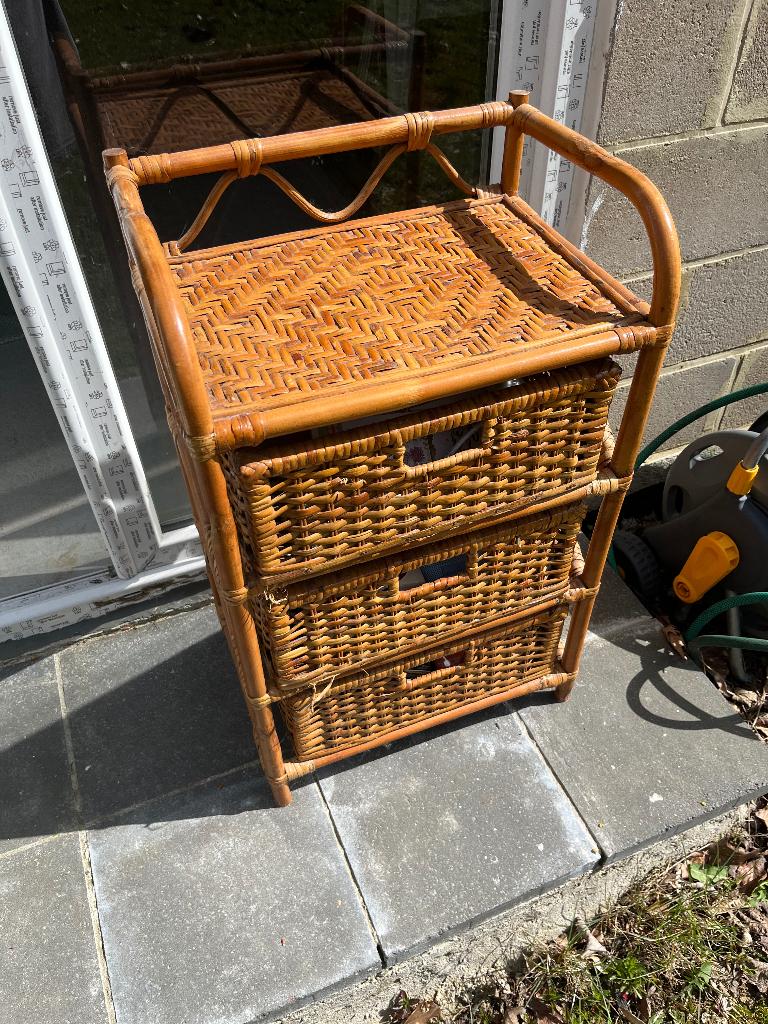 Table de chevet en rotin, Huis en Inrichting, Slaapkamer | Nachtkastjes, Ophalen, Overige materialen, Zo goed als nieuw, 45 tot 65 cm