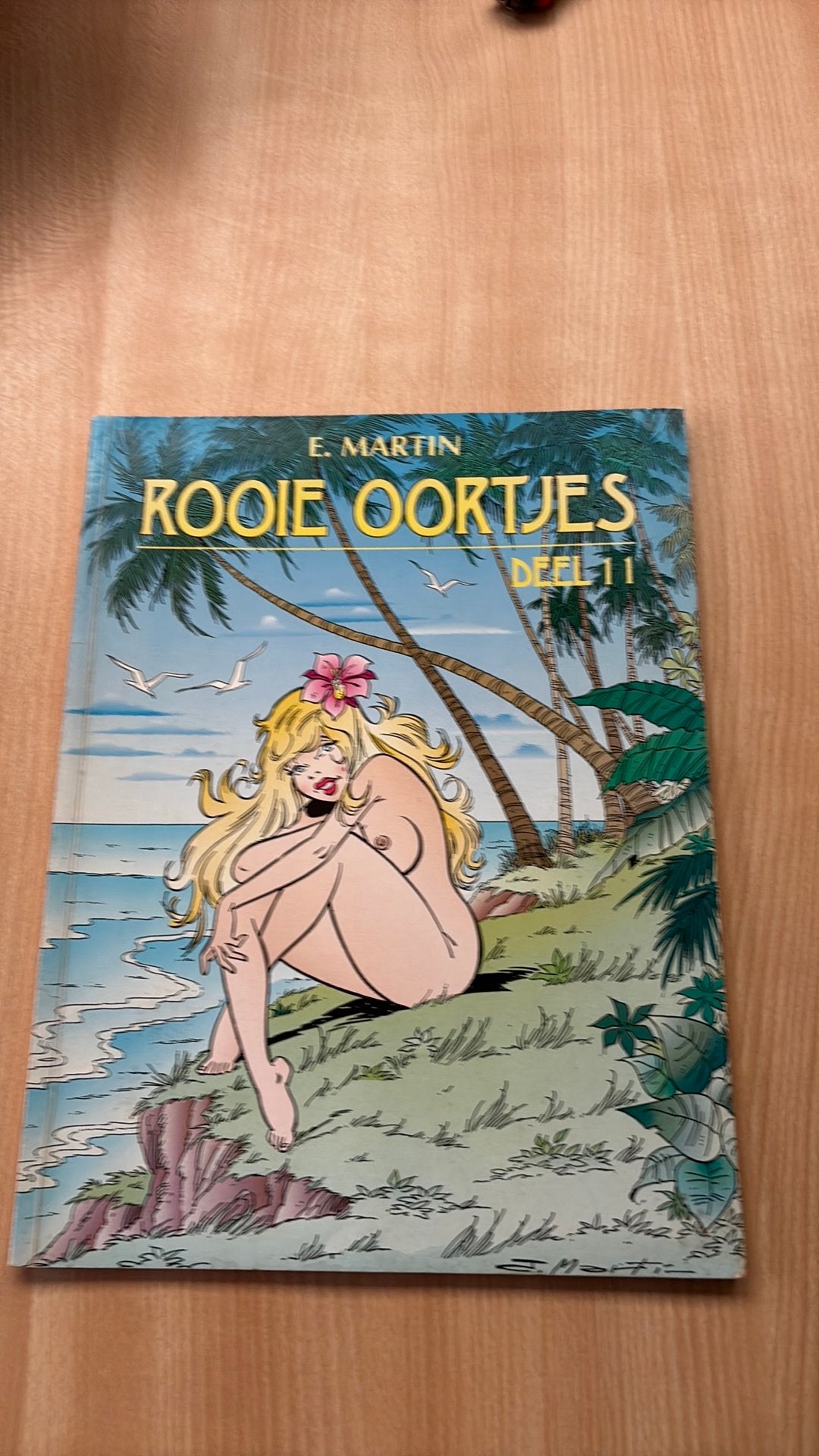 Bande dessinée. Un rouge. Écouteurs, pièce 11, Une BD, Envoi, Utilisé