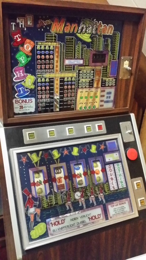 Benco manhattan top hat retro gokkast, Verzamelen, Automaten | Gokkasten en Fruitautomaten, Gulden, Ophalen, Gebruikt