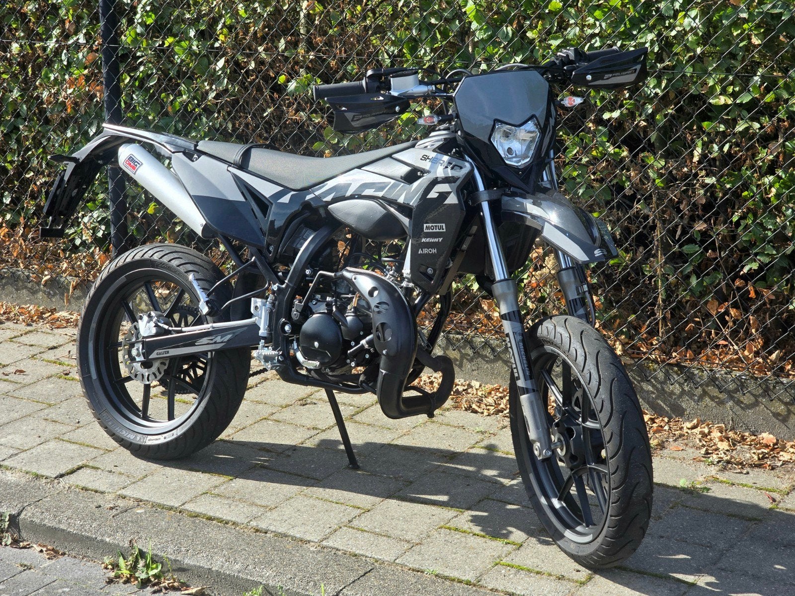 Sherco SM-R 50 Blackmoon in nieuwstaat 1790km, Fietsen en Brommers, Ophalen, 6 versnellingen, 50 cc, Klasse B (45 km/u)
