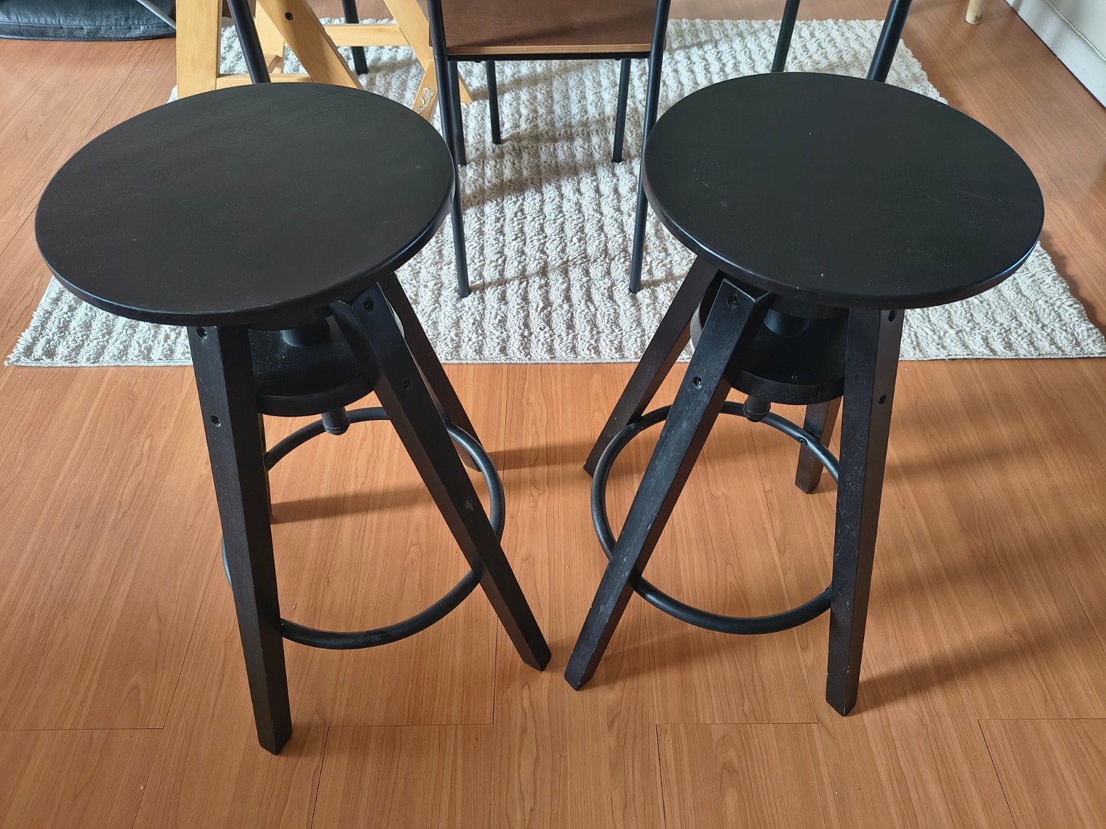 2 zwarte krukken te koop, 2 krukken, Ophalen, Hout, In hoogte verstelbaar