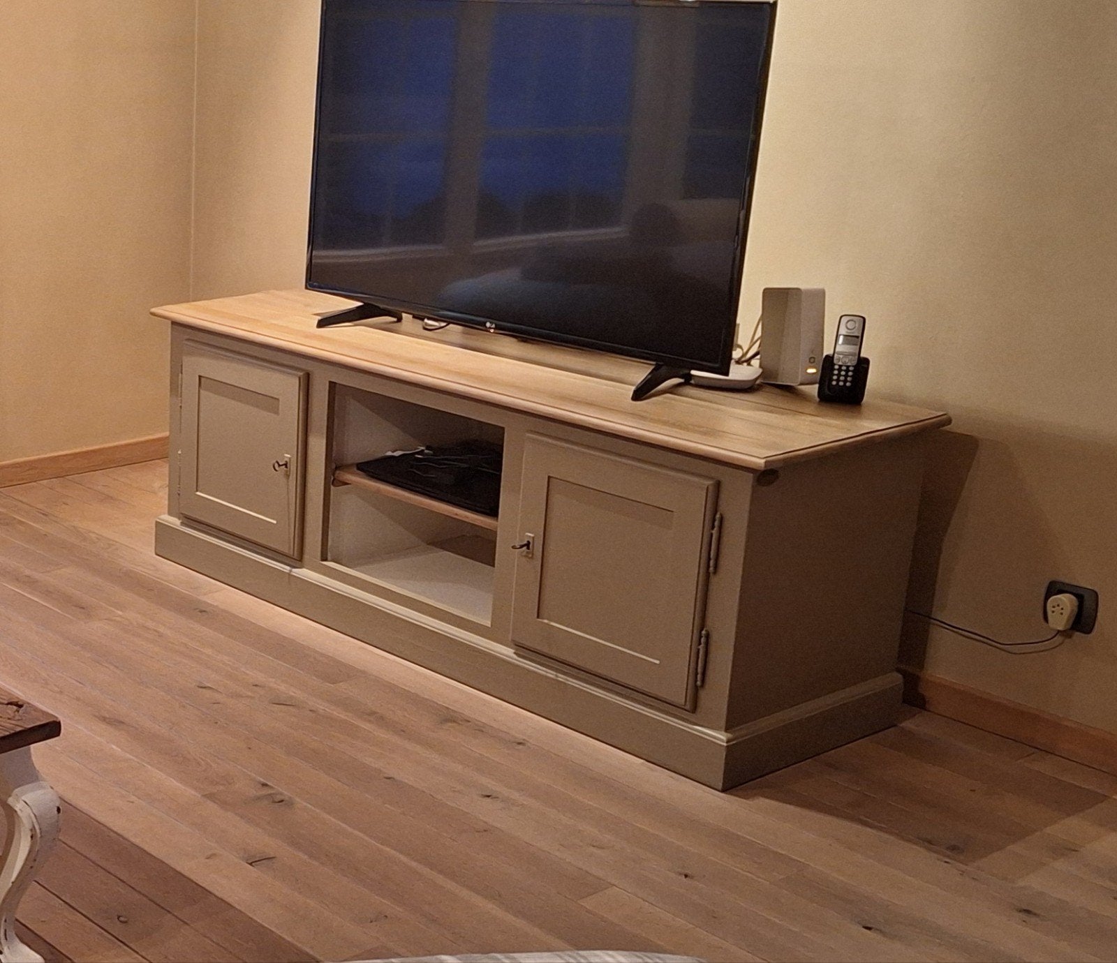 tv-meubel in taupe met eiken blad, Ophalen