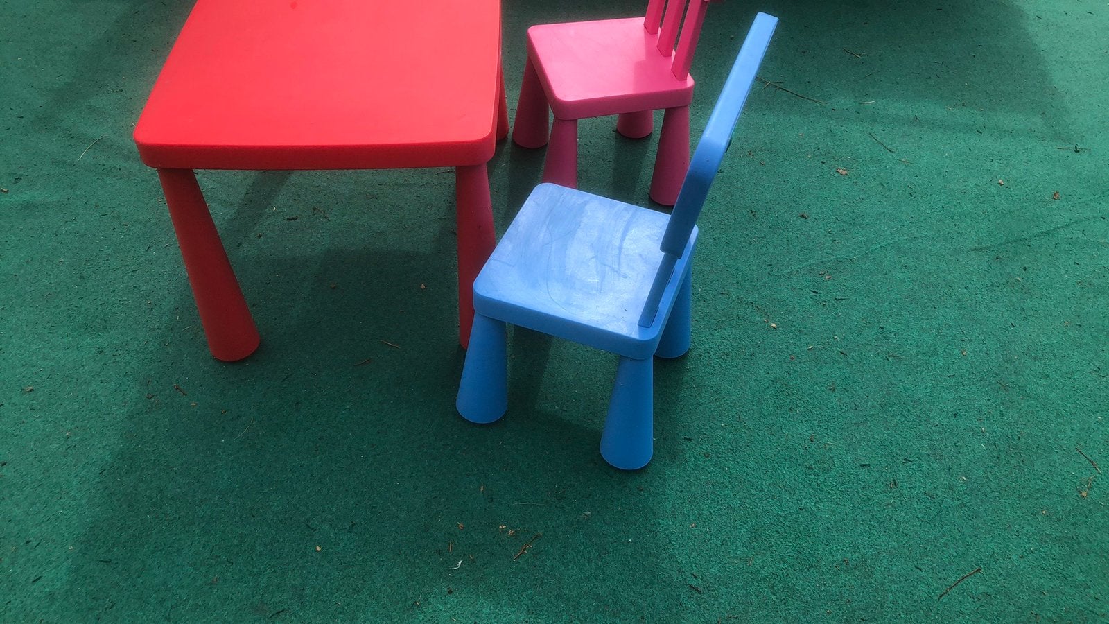 Kindertafel en stoeltjes, Ophalen, Zo goed als nieuw