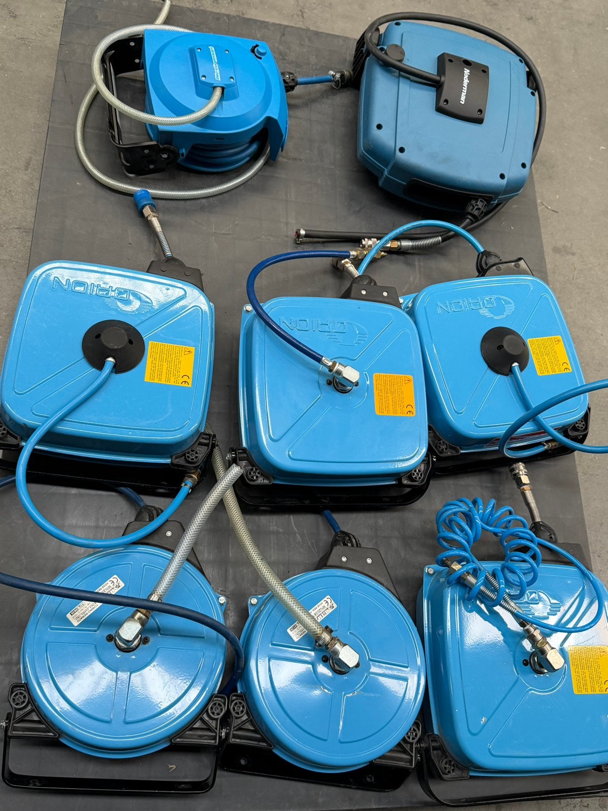 LOT HANDIGE PERSLUCHTHASPELS MET OPHANGING, Doe-het-zelf en Bouw, Ophalen, Zo goed als nieuw