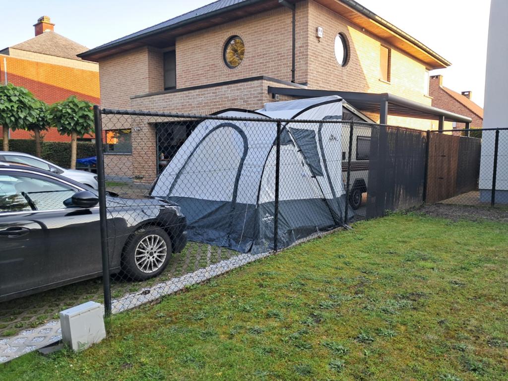 Voortent Verona van Obelink. Sluit tegen alle caravans., Ophalen