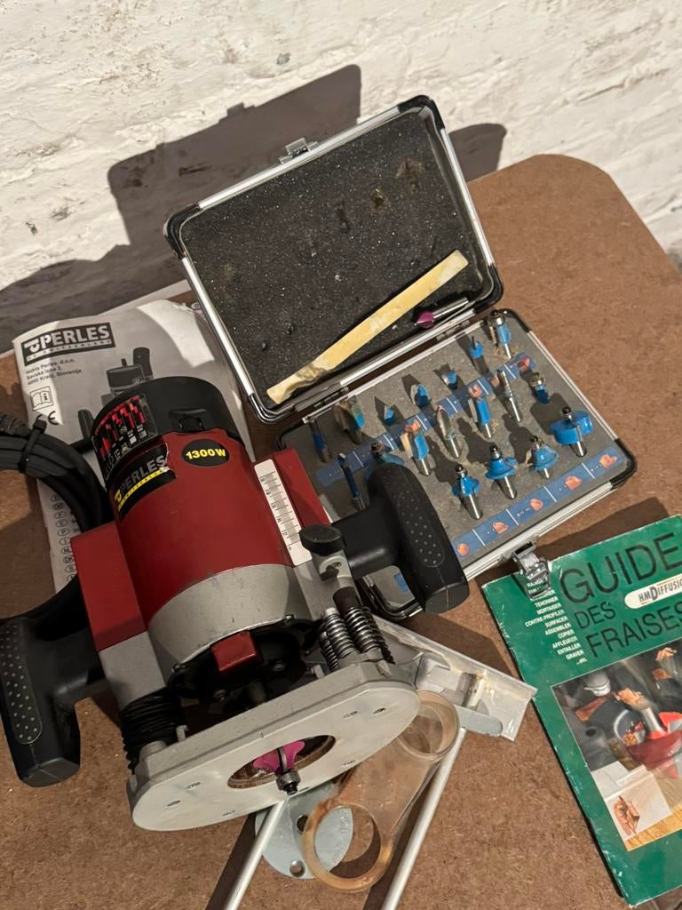 Défonceuse PERLES OF 9E 1300W avec boîte à fraises, Bricolage & Construction, Enlèvement, Comme neuf, Électrique