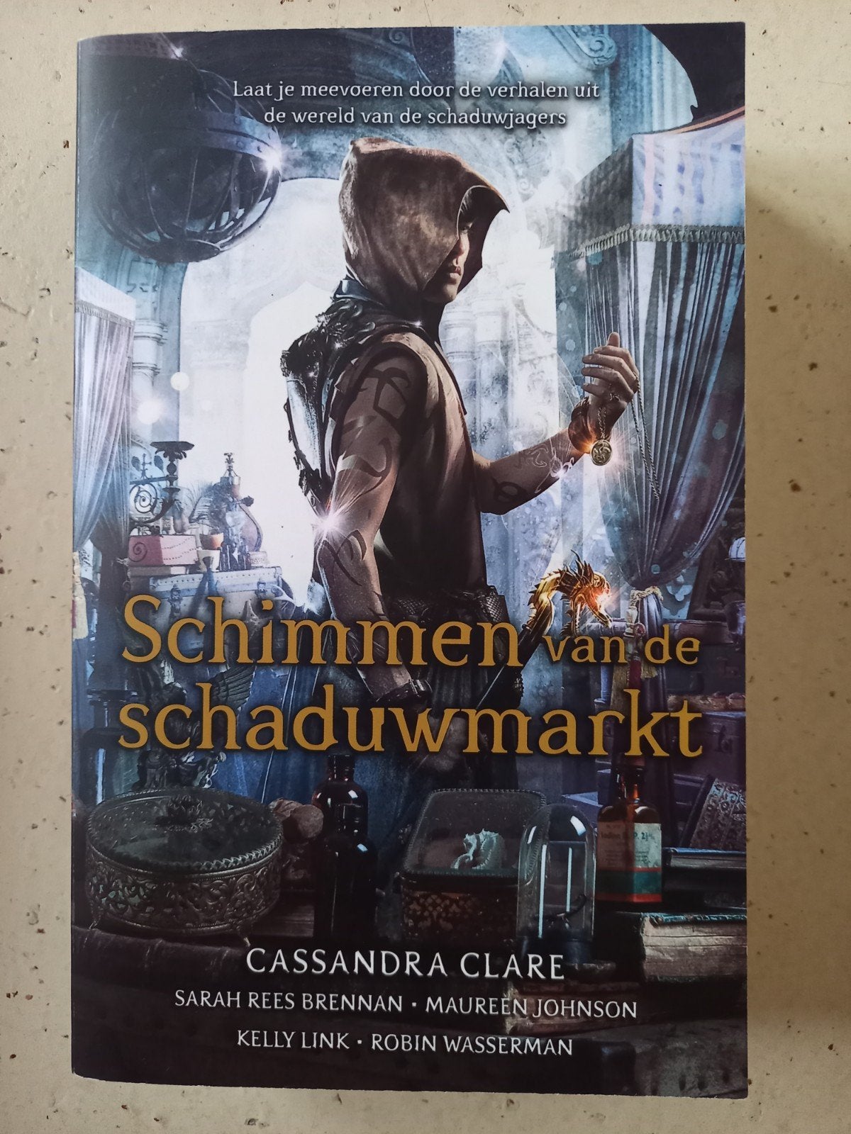 Cassandra Clare - Schimmen van de schaduwmarkt, Boeken, Cassandra Clare, Ophalen of Verzenden, Zo goed als nieuw, Fictie