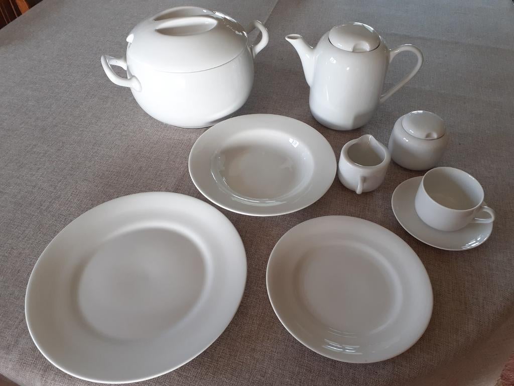 Service de table moderne., Enlèvement