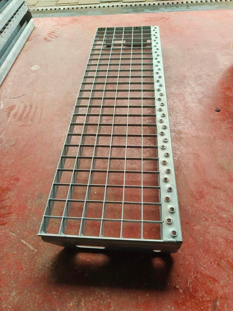Metalen traptreden. Breedte 24cm, lengte 80cm en 16 stuks., Ophalen