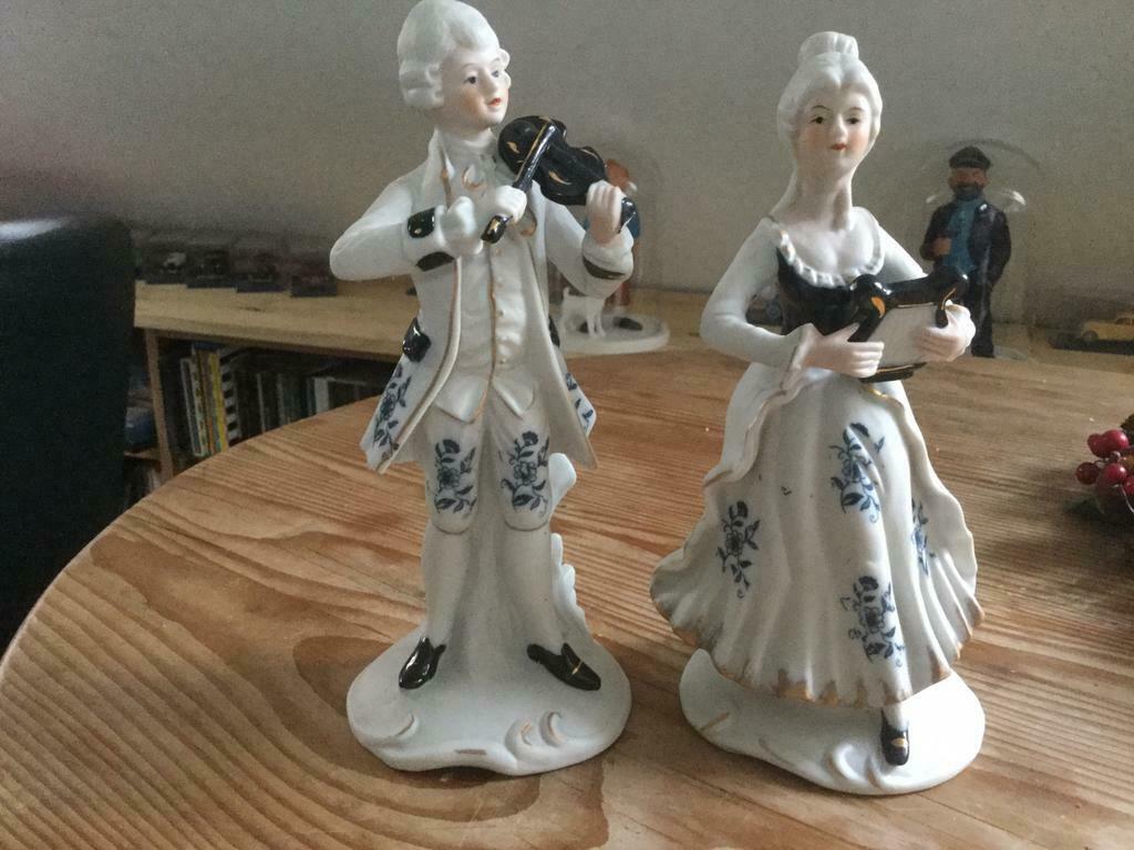 2beeldjes met viool en harp hoogte 20 cm, Antiquités & Art, Enlèvement ou Envoi