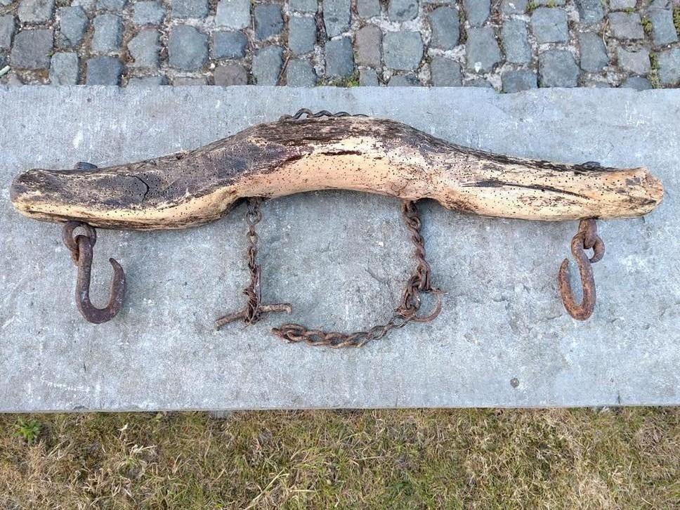 Ancien joug de bœuf flamand, Enlèvement