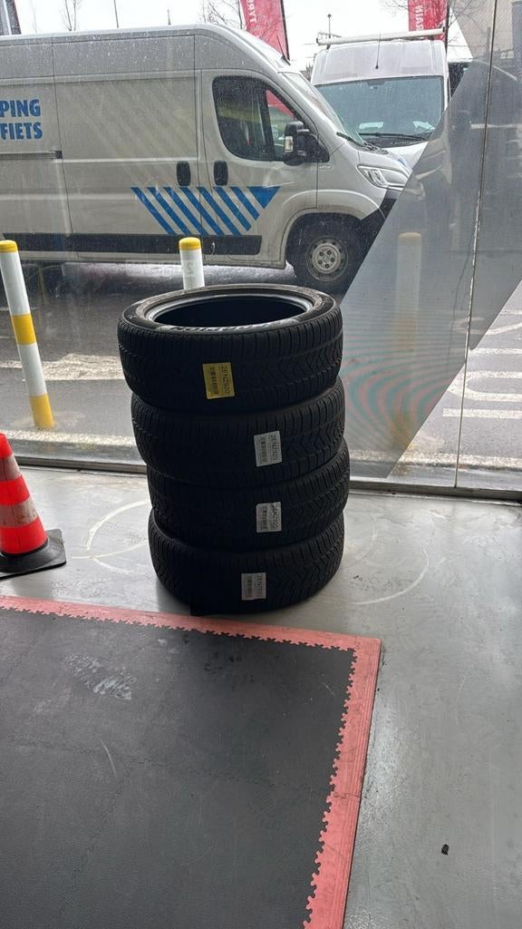 NIEUWE Winterbanden Set (4 stuks) SCORPION 235/50 R17, Ophalen, Nieuw, 17 inch, Band(en)