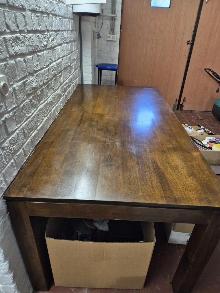 Table en bois d'acacia, Enlèvement