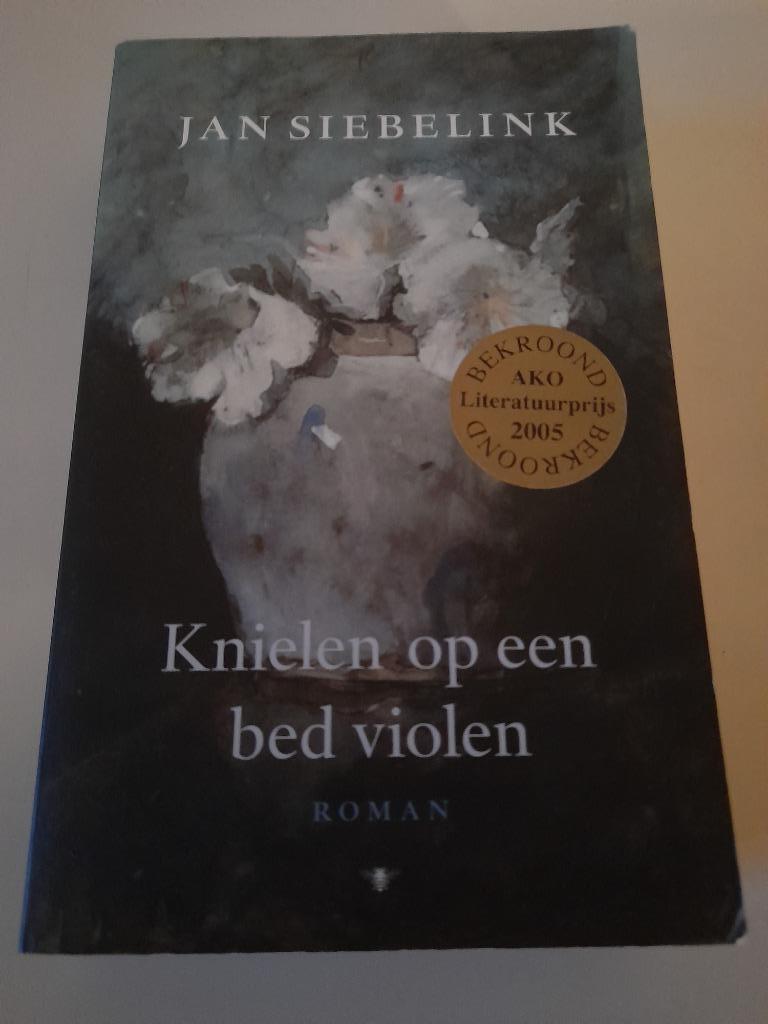 Jan Siebelinck - Knielen op een Bed Violen, Boeken, Ophalen of Verzenden, Gelezen