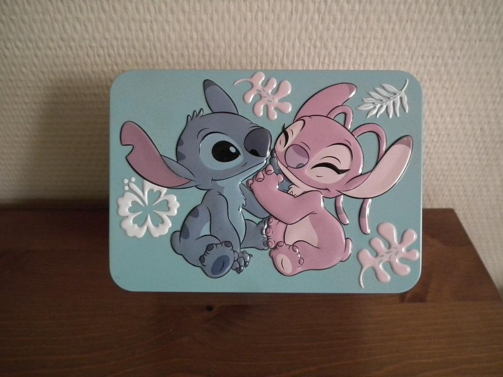 Metalen doos van Disney (Stitch & Angel) 14 x 10 x 8 cm., Verzamelen, Verzenden, Overige figuren, Zo goed als nieuw, Overige typen